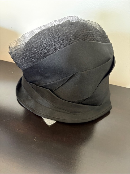 Bullock’s Accessories - Vintage Black Ladies' Cloche Hat with Mesh Trim - Bullock’s Los Angeles